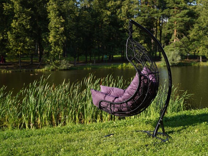 подвесное кресло Барселона - цвет черный с фиолетовой подушкой